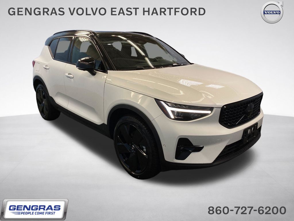 2026 VOLVO XC40