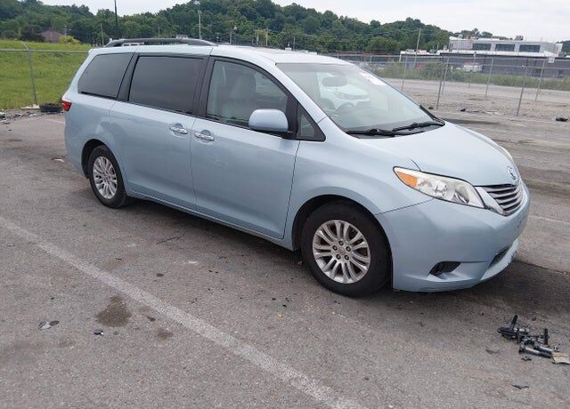 2016 TOYOTA Sienna