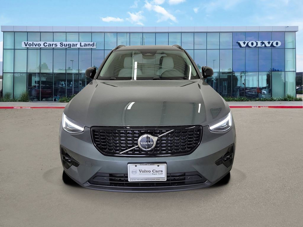 2026 VOLVO XC40