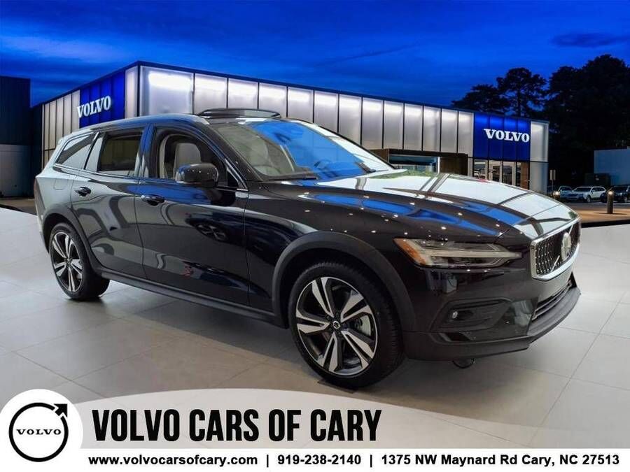 2025 VOLVO V60CC