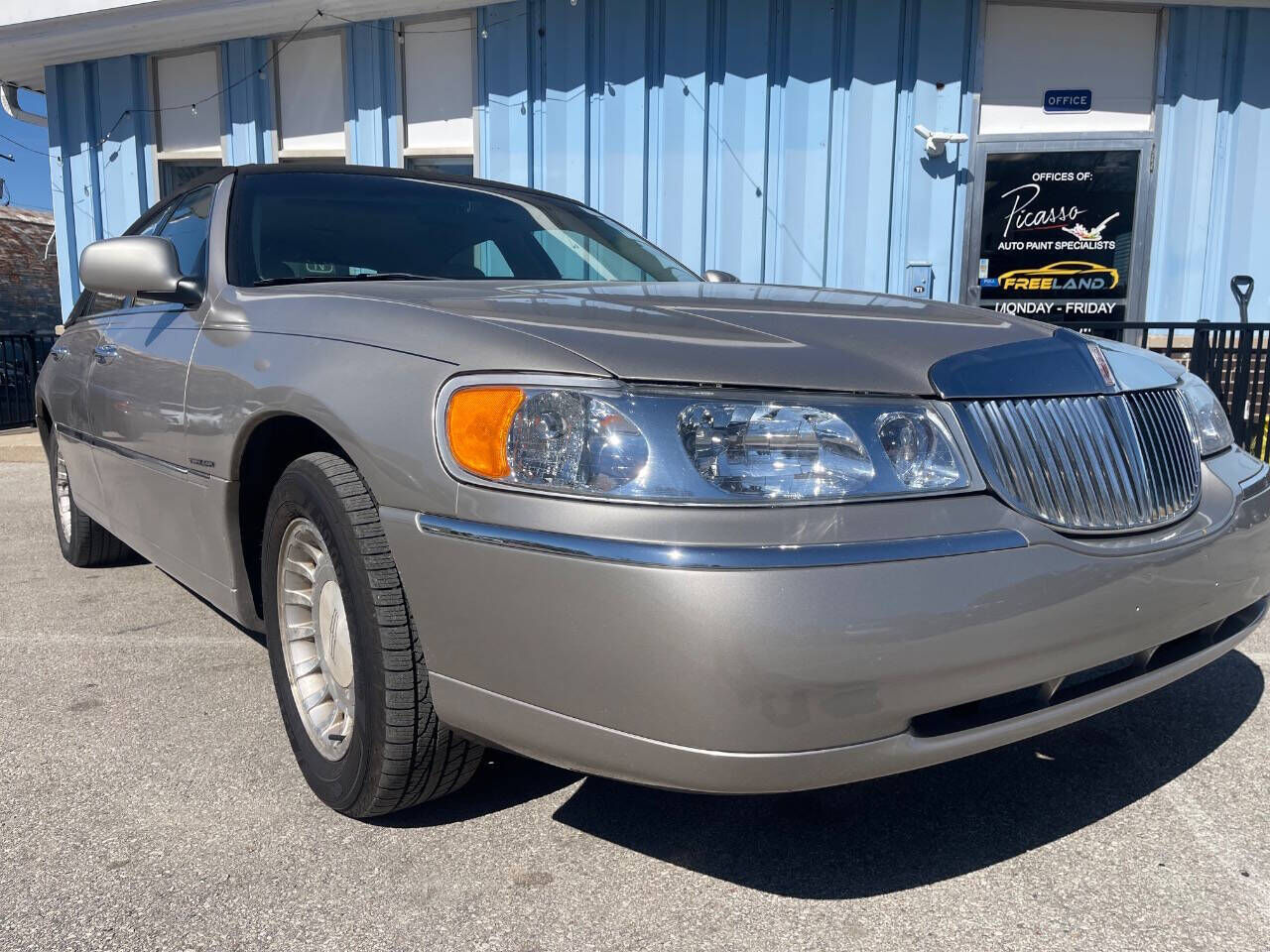 2002 LINCOLN Town Car