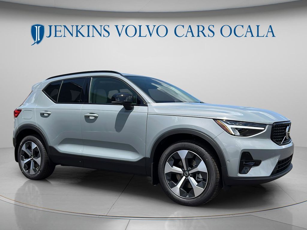 2026 VOLVO XC40