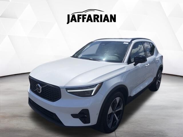 2026 VOLVO XC40