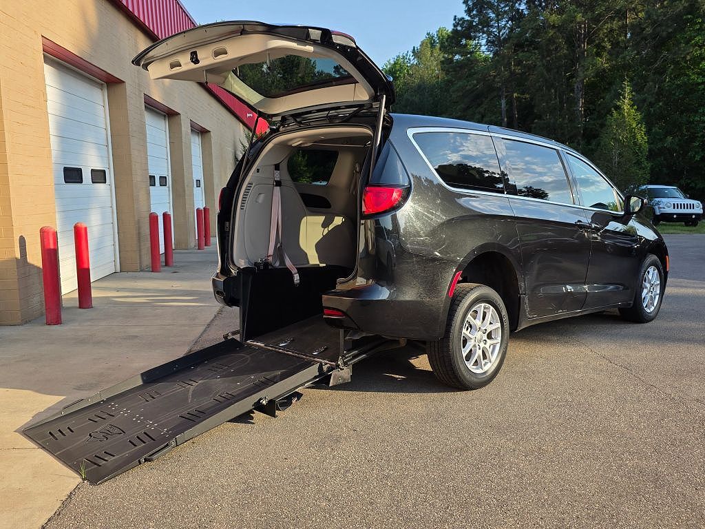 2022 CHRYSLER Voyager