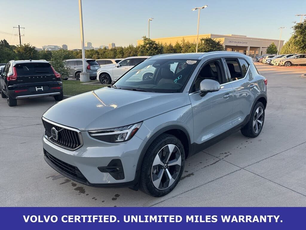 2025 VOLVO XC40