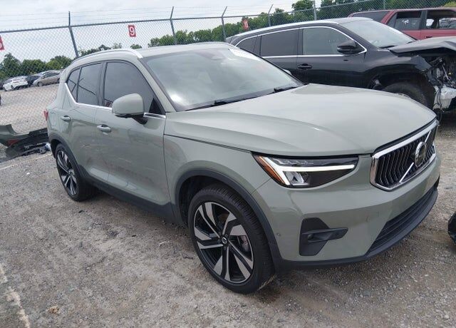 2023 VOLVO XC40