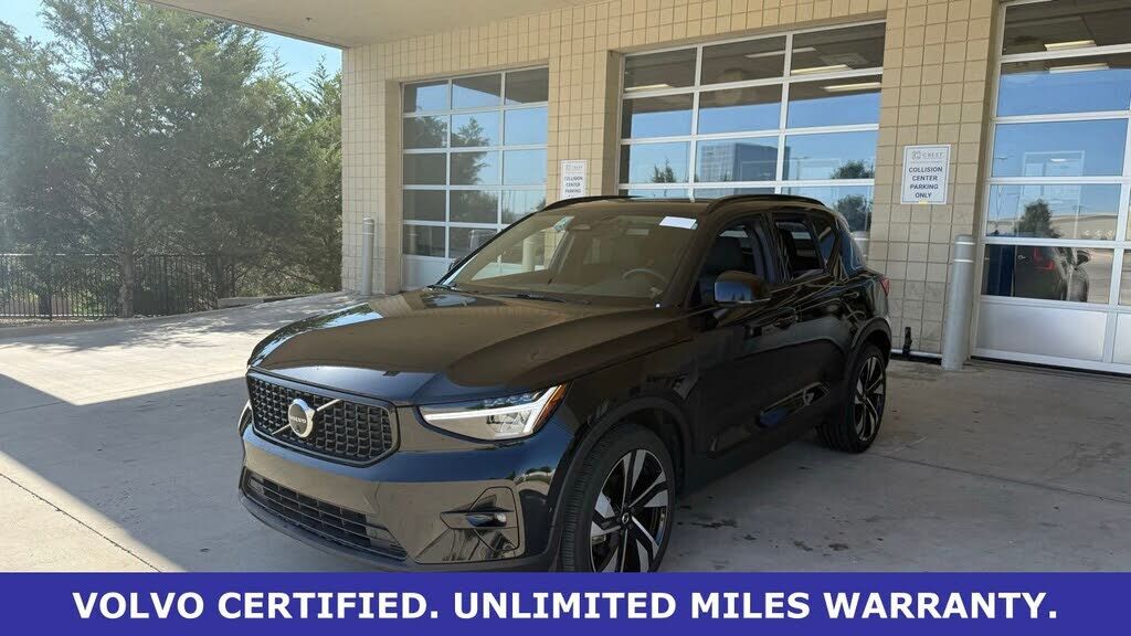 2025 VOLVO XC40