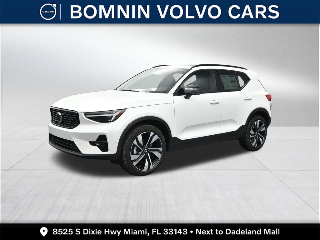 2026 VOLVO XC40