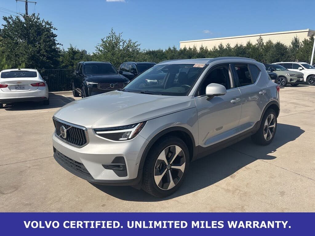 2025 VOLVO XC40
