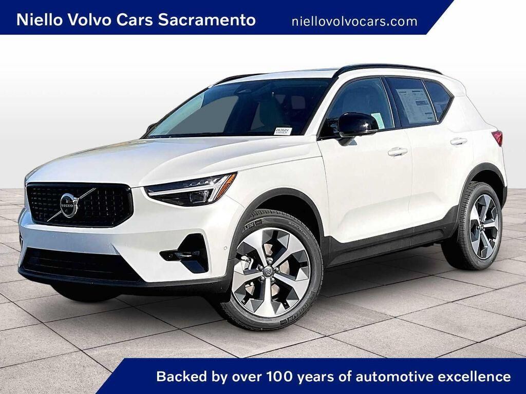 2026 VOLVO XC40