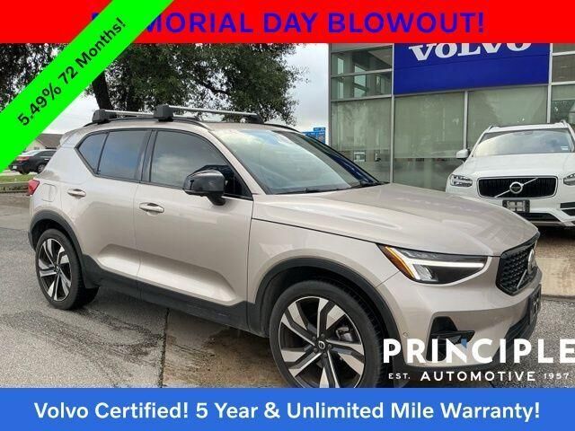 2023 VOLVO XC40