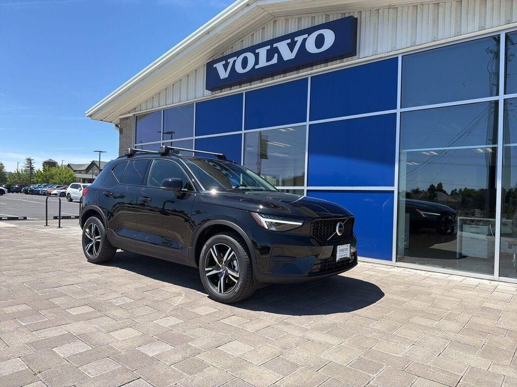 2026 VOLVO XC40