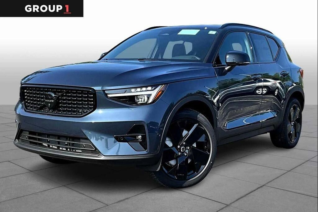 2026 VOLVO XC40