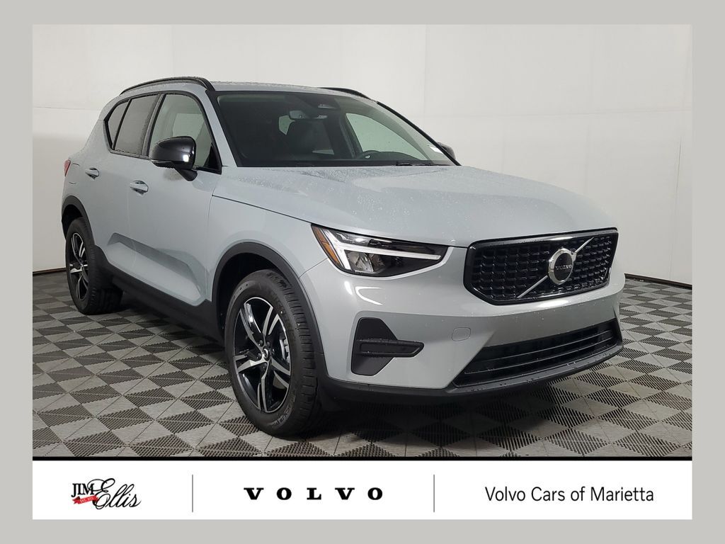 2026 VOLVO XC40