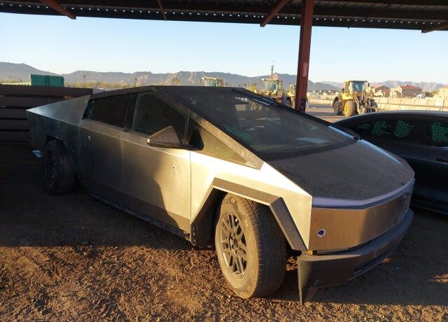 2025 TESLA Cybertruck
