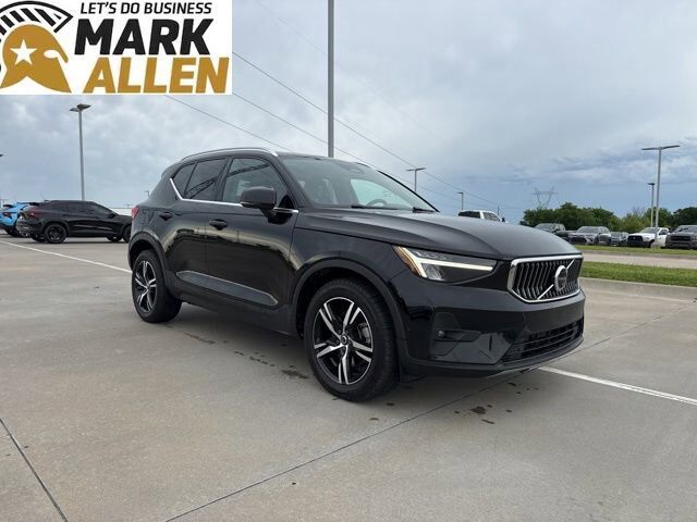 2023 VOLVO XC40
