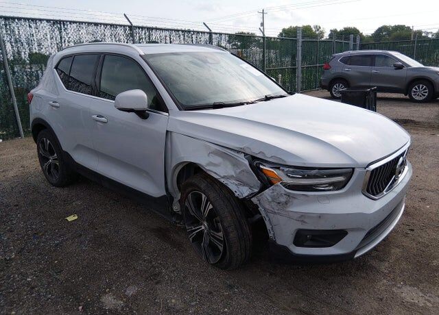 2021 VOLVO XC40