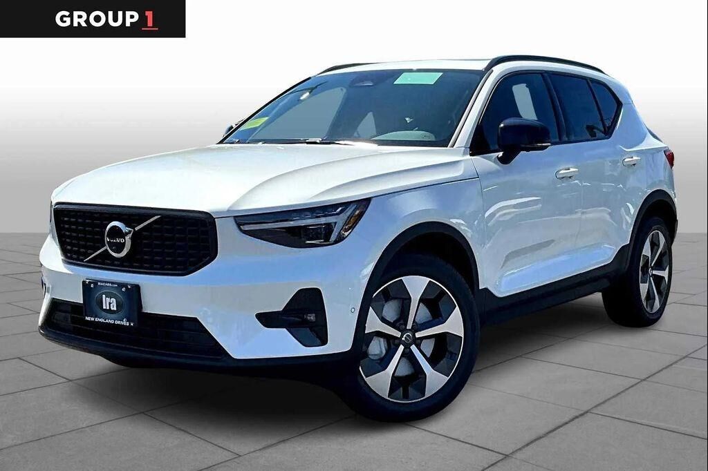 2026 VOLVO XC40