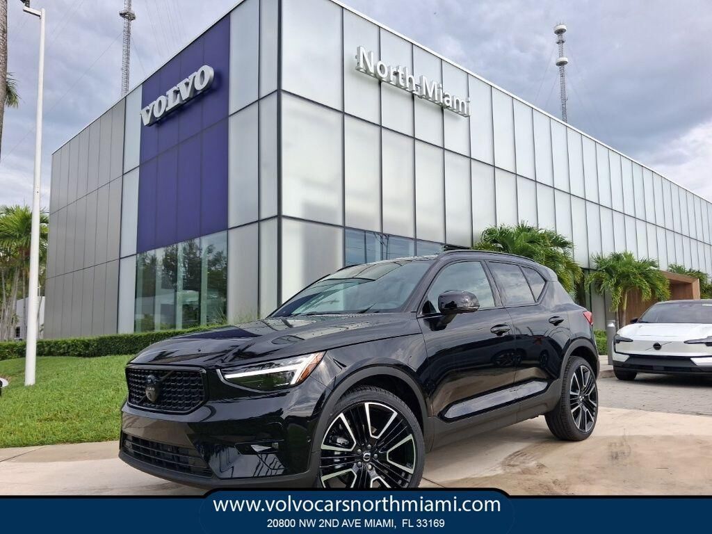 2026 VOLVO XC40