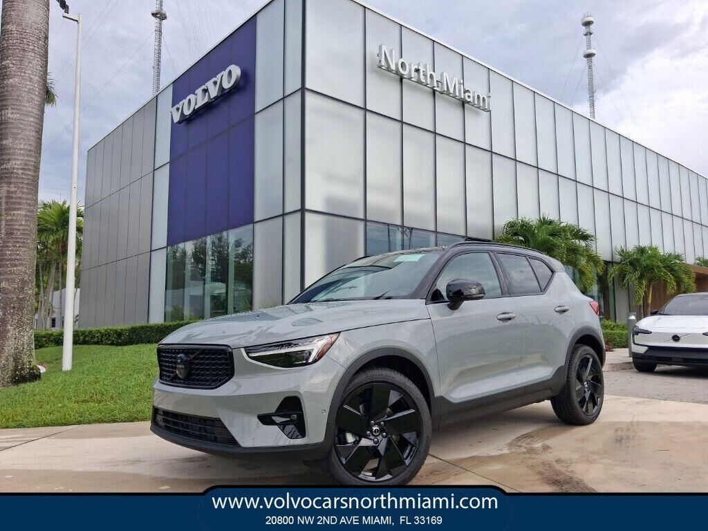 2026 VOLVO XC40