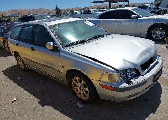 2002 VOLVO V40