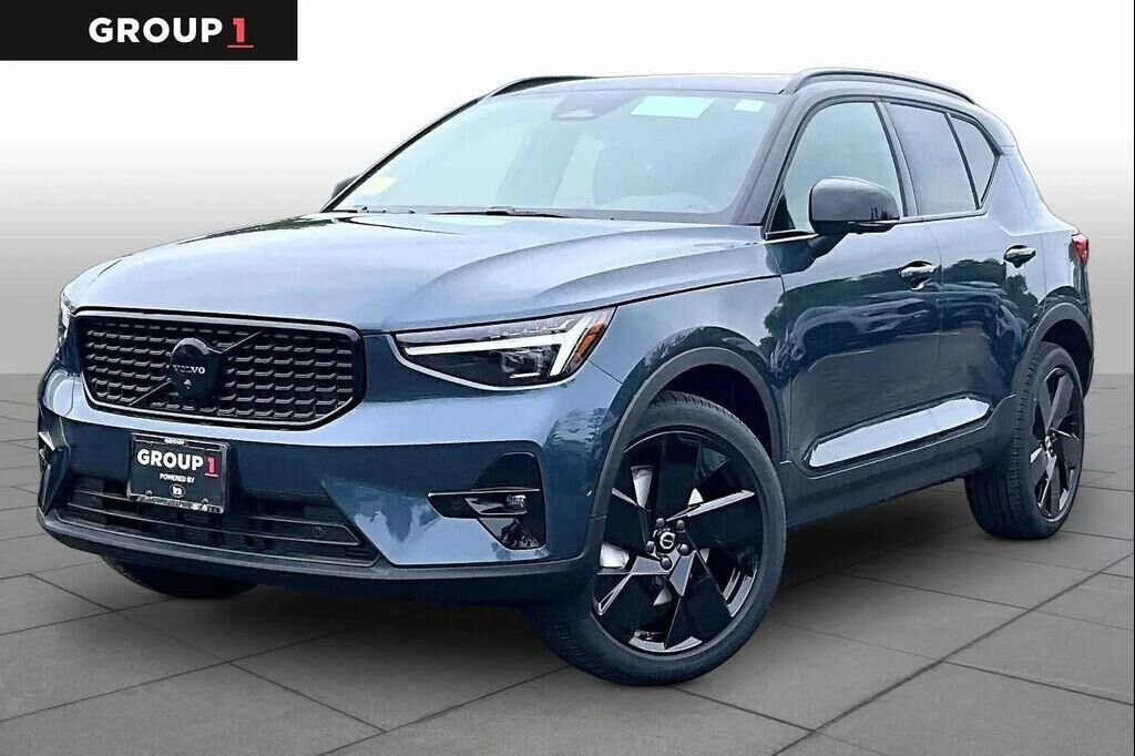 2026 VOLVO XC40