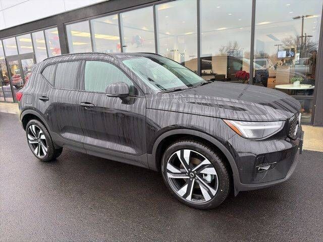 2026 VOLVO XC40