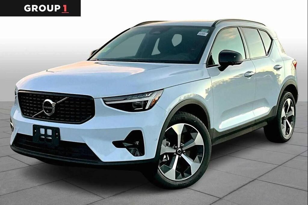 2026 VOLVO XC40