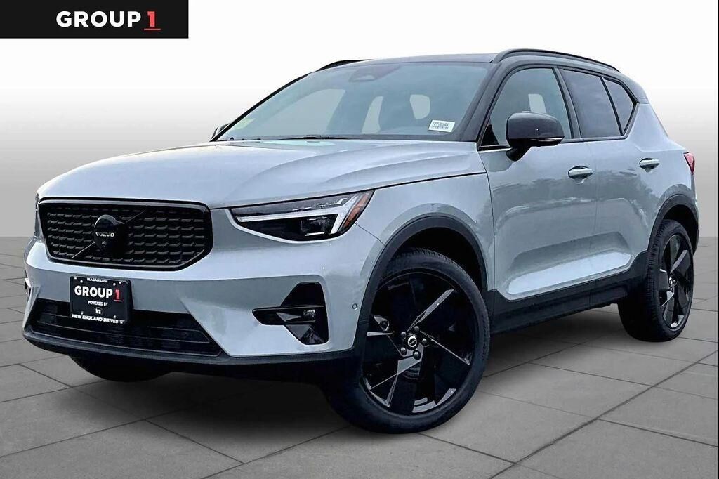 2026 VOLVO XC40