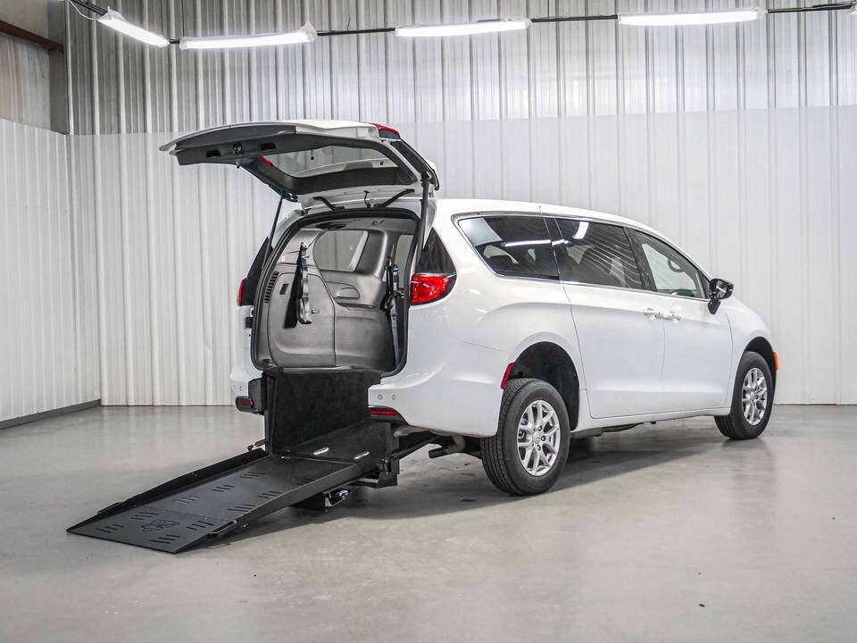 2023 CHRYSLER Voyager