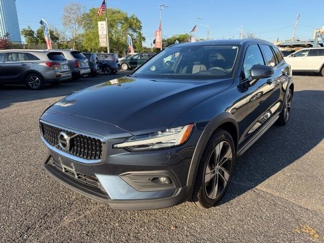 2022 VOLVO V60CC