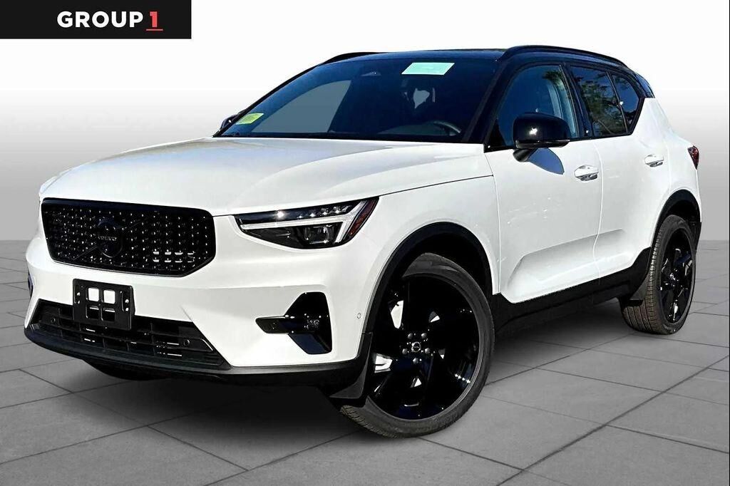 2026 VOLVO XC40