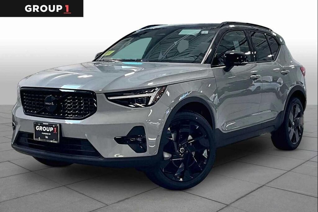 2026 VOLVO XC40