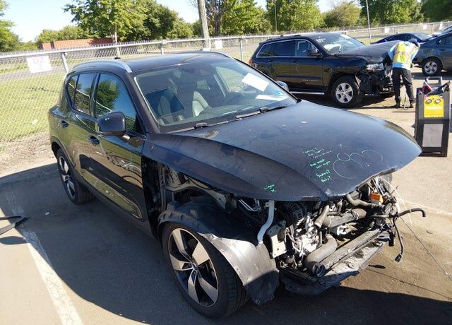 2020 VOLVO XC40