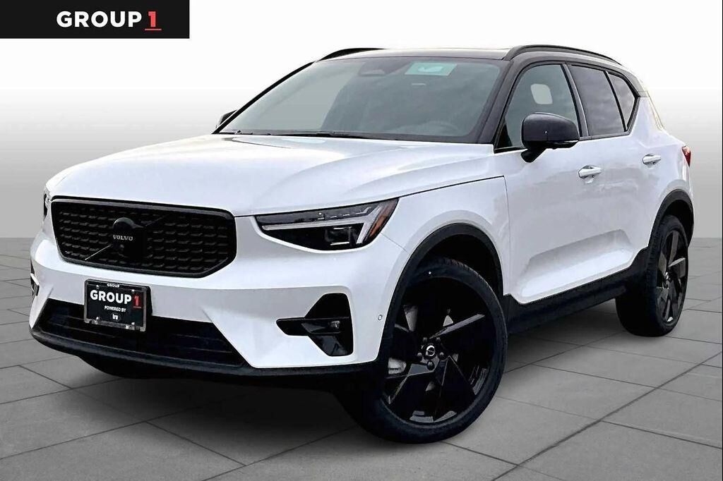 2026 VOLVO XC40