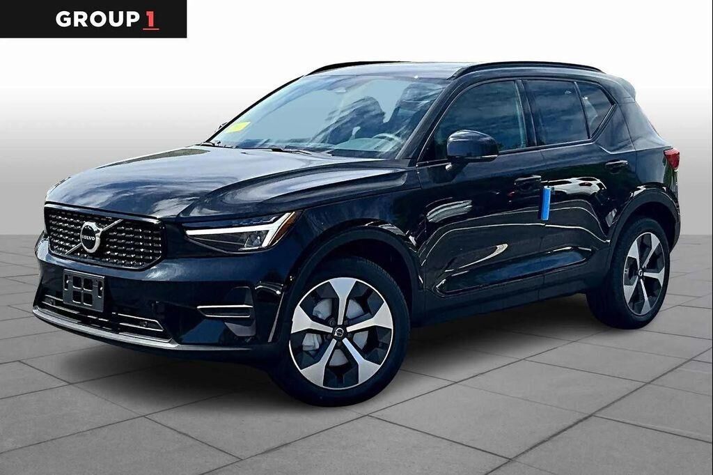 2026 VOLVO XC40