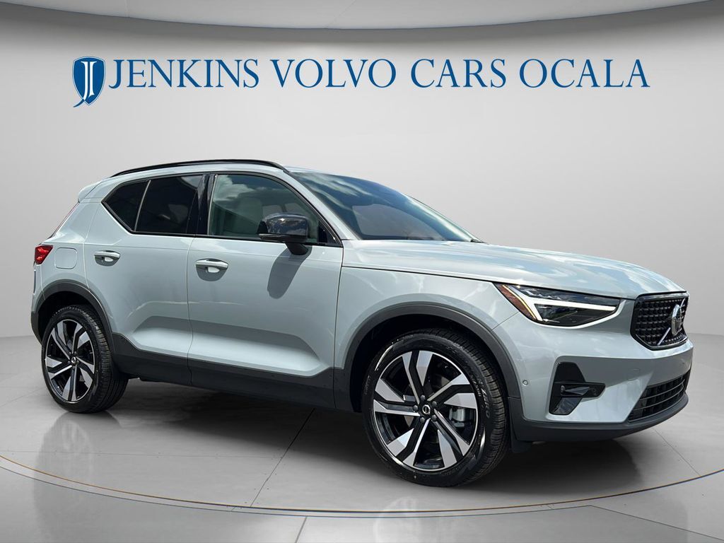 2026 VOLVO XC40