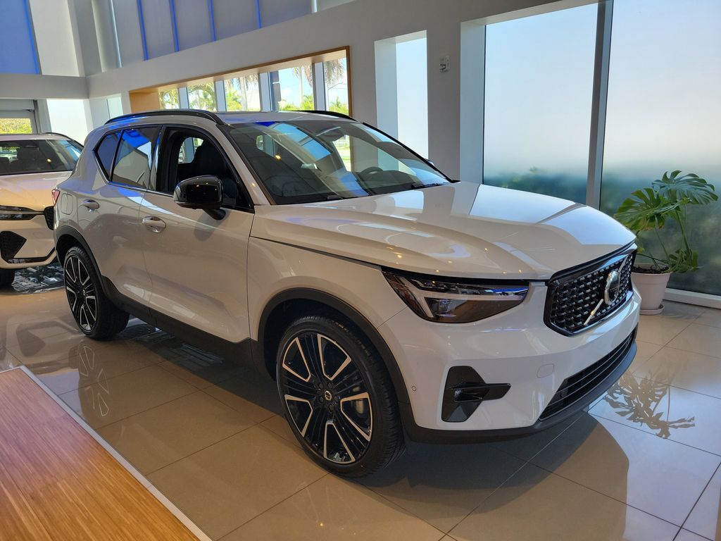2026 VOLVO XC40