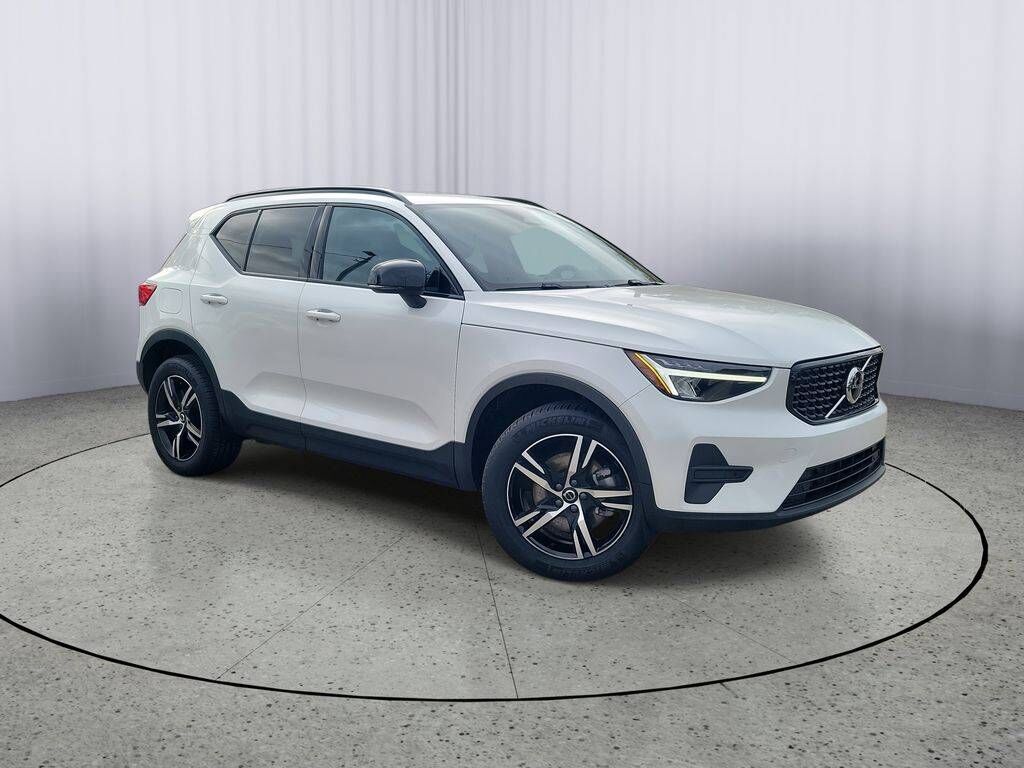 2026 VOLVO XC40