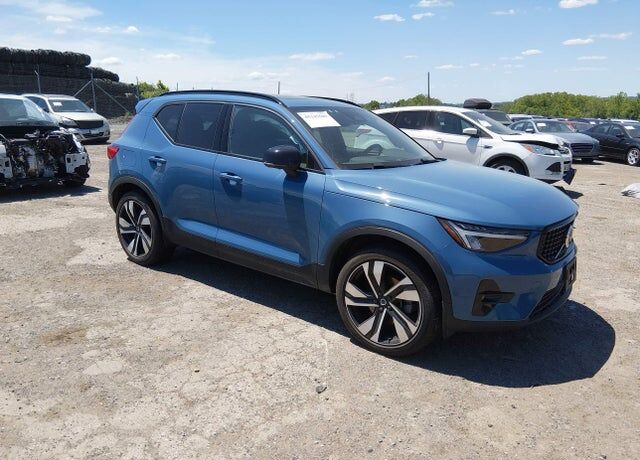 2023 VOLVO XC40