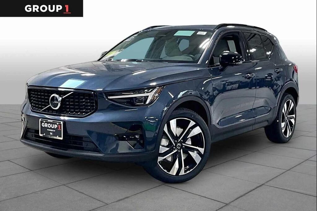 2026 VOLVO XC40