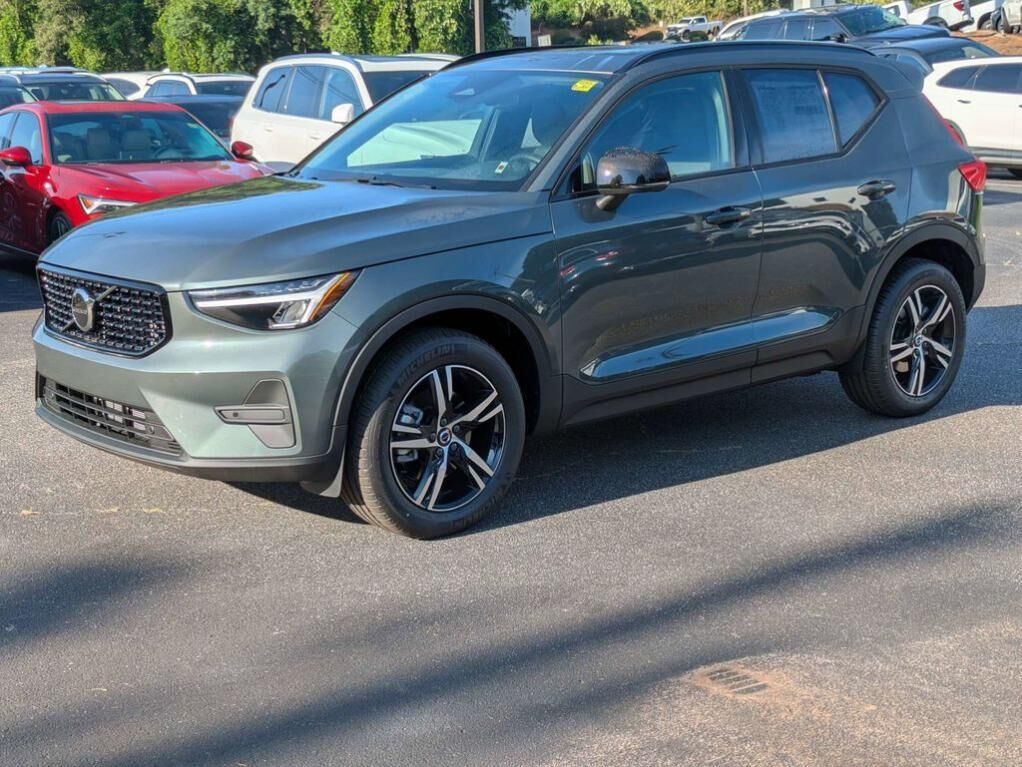 2026 VOLVO XC40