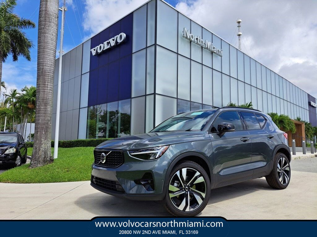 2026 VOLVO XC40