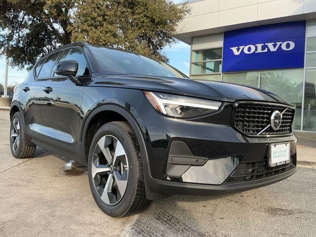 2026 VOLVO XC40