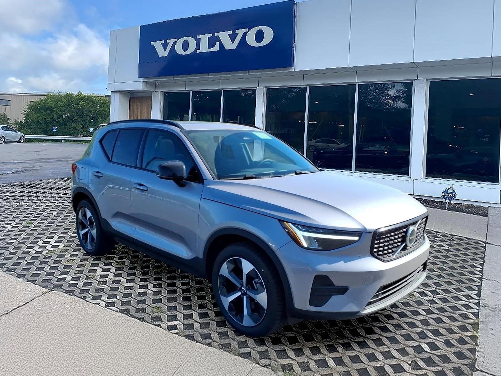 2026 VOLVO XC40