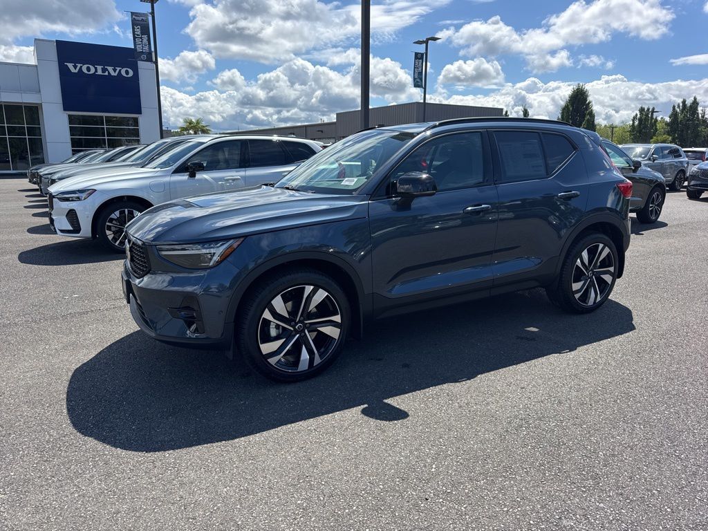 2026 VOLVO XC40