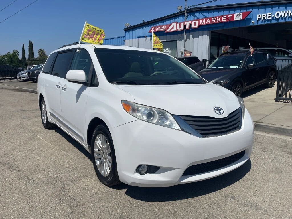 2011 TOYOTA Sienna