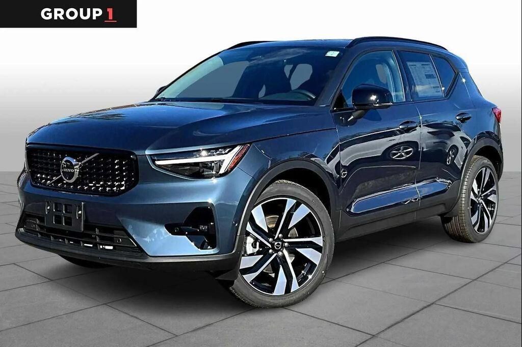 2026 VOLVO XC40