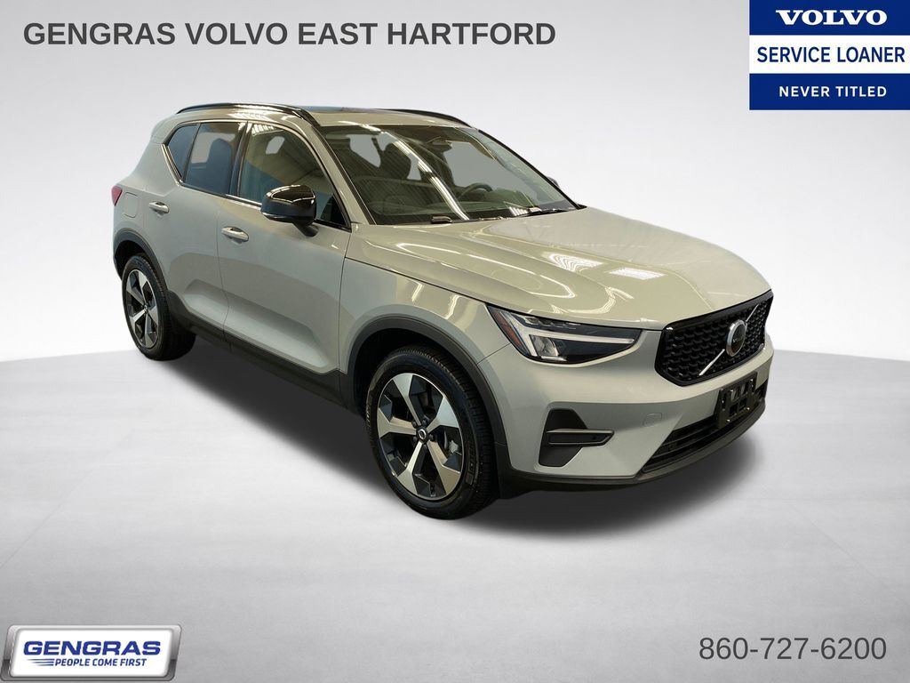 2026 VOLVO XC40