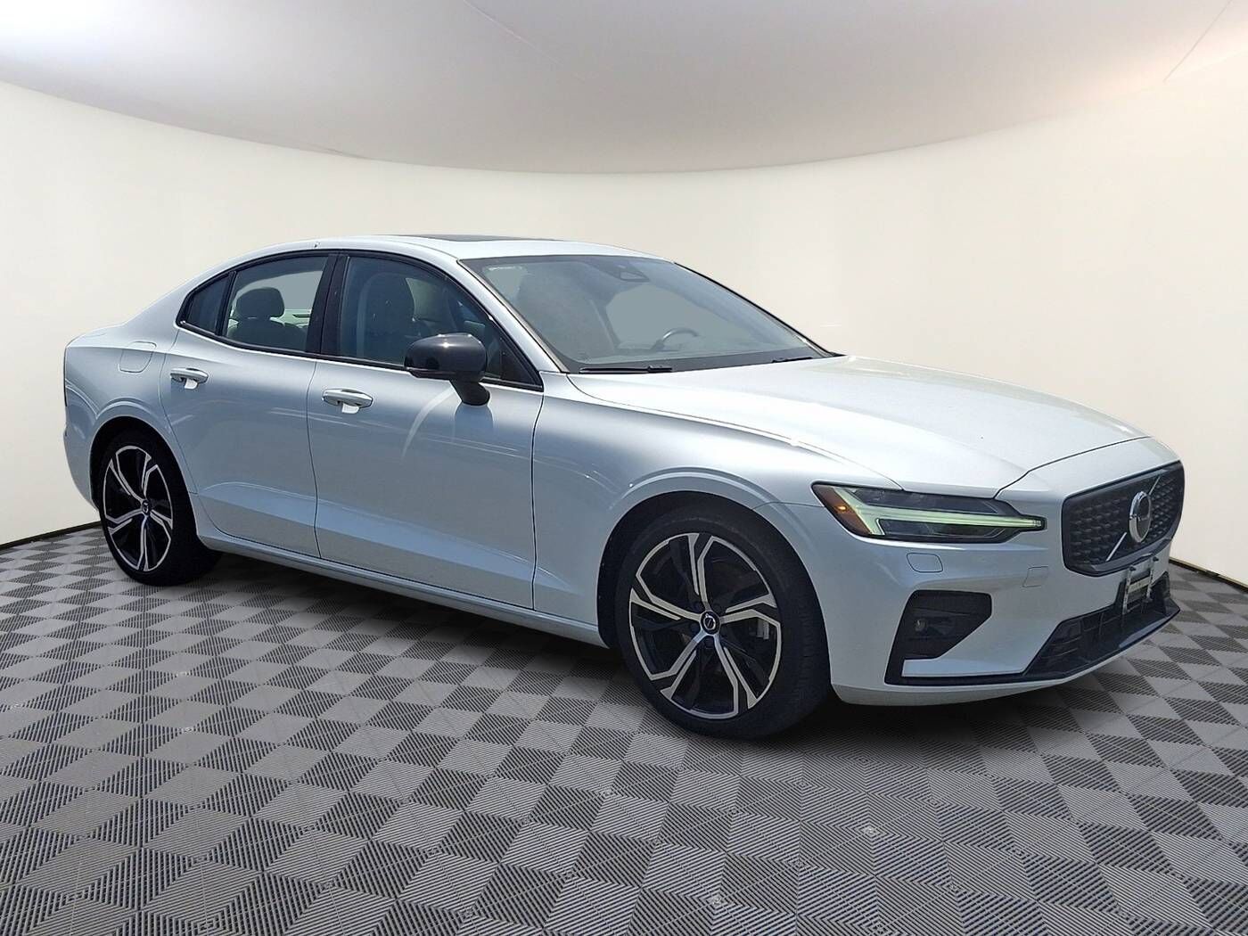 2024 VOLVO S60